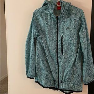 Nike women’s windbreaker/ rain jacket